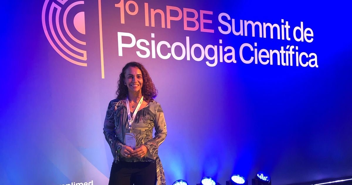 Lilian Sávio Viezzi no palco do 1º InPBE Summit de Psicologia Científica